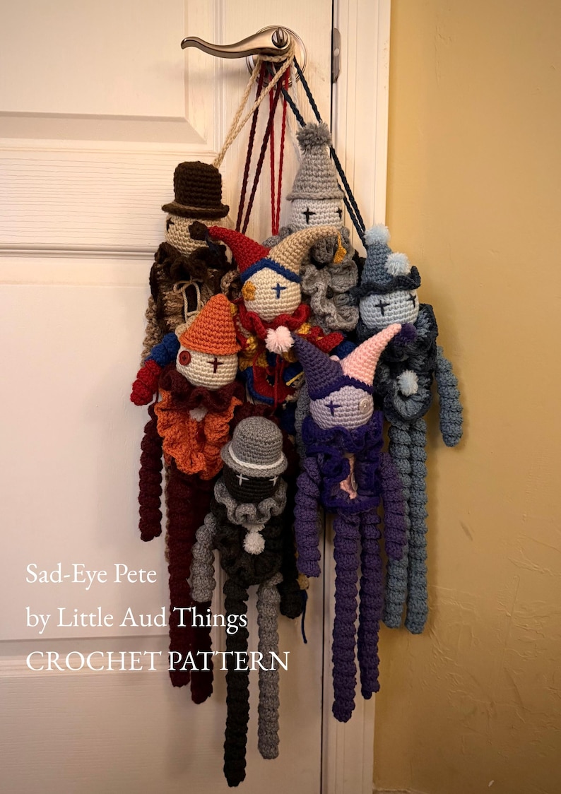 Haakpatroon voor een clownpop – Sad-Eye Pete Amigurumi, geïnspireerd op een nar | Little Aud Things afbeelding 1