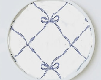 Serving round melamine trays with cut-out oval handles, 16 inch