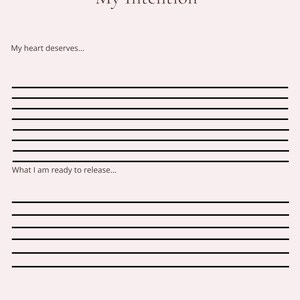 Pode incluir: Uma p&aacute;gina de di&aacute;rio com o t&iacute;tulo "My Intention" em uma fonte marrom suave. A p&aacute;gina inclui linhas para prompts de escrita: "Meu cora&ccedil;&atilde;o merece..." e "O que estou pronto para liberar..." em um fundo rosa claro.