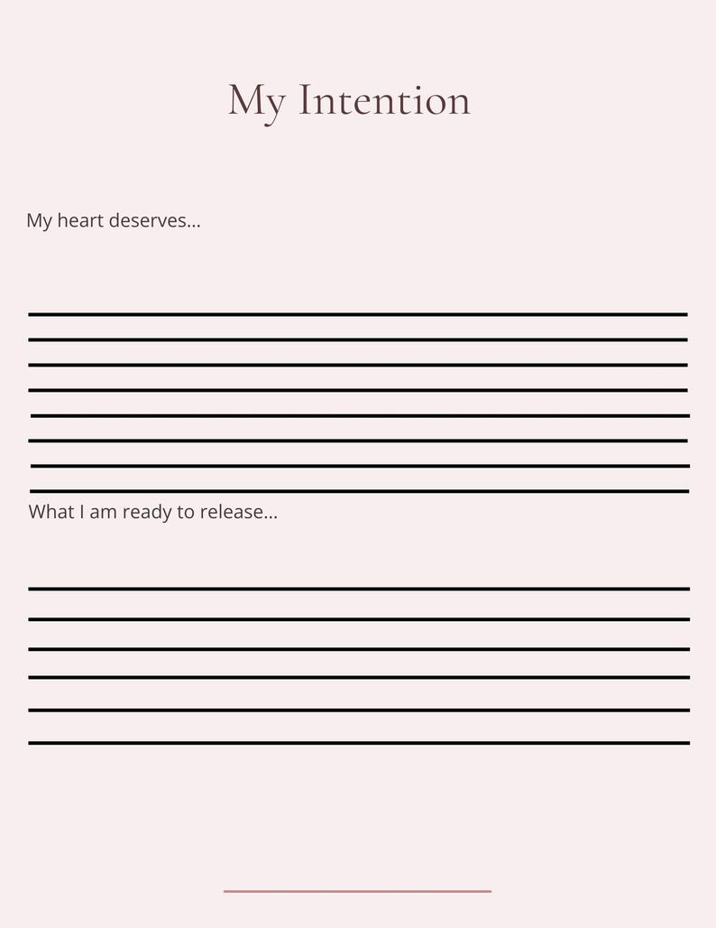 Pode incluir: Uma p&aacute;gina de di&aacute;rio com o t&iacute;tulo "My Intention" em uma fonte marrom suave. A p&aacute;gina inclui linhas para prompts de escrita: "Meu cora&ccedil;&atilde;o merece..." e "O que estou pronto para liberar..." em um fundo rosa claro.
