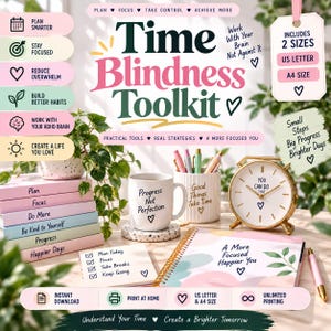 Op de afbeelding: Een Time Blindness Toolkit met een stapel pastelkleurige boeken, een witte mok met de tekst Progress Not Perfection, een pennenhouder, een gouden wekker met de tekst You Can Do This en een spiraalnotitieboek op een tafel.