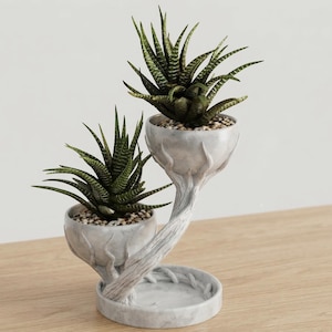 Może przedstawiać: Zestaw trzech ceramicznych misek w odcieniach niebieskiego, zielonego i białego. Miski mają nakrapianą glazurę i prosty, nowoczesny design. Największa miska ma średnicę około 20 cm.