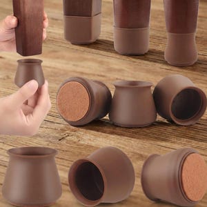 Op de afbeelding: Bruine meubelpotenbeschermers met viltbodems. De beschermers worden in verschillende posities getoond, waaronder geïnstalleerd op een houten poot en liggend op een houten oppervlak. De beschermers zijn ontworpen om krassen te voorkomen en geluid te verminderen.