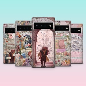 Puede incluir: Una colección de fundas para teléfonos con diseños románticos de cuentos de hadas. Cada funda presenta un collage único de ilustraciones, texto e imágenes en tonos rosas, crema y marrones suaves. Las fundas muestran escenas de parejas, castillos y elementos florales.