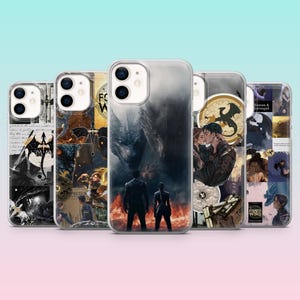Könnte beinhalten: Fünf iPhone-Hüllen mit Fantasy-Motiven. Die Hüllen zeigen Illustrationen von Drachen, Paaren und Text. Die Hüllen sind transparent, so dass die Designs durch die Rückseite sichtbar sind.
