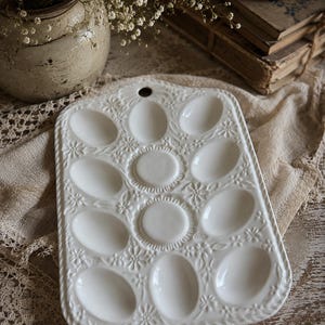 Vintage wit keramisch schaaltje voor gevulde eieren | Eierschaal met reliëf en bloemenmotief | Landelijke keukendecoratie