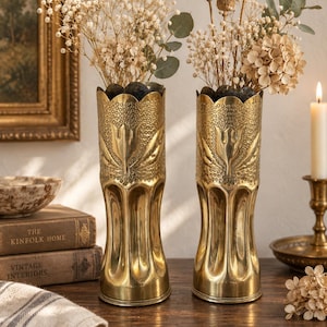 Par de jarrones vintage de latón de 1943 hechos con casquillos de obuses - Estilo arte de trinchera con relieve floral - Decoración para el hogar de la época de la Segunda Guerra Mundial - 29 cm / 11,4 pulgadas