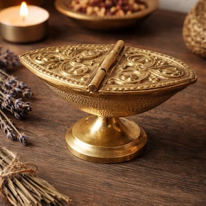 Può includere: Un set di tre tazze in ceramica con finitura opaca e macchiettata. Le tazze sono nei toni crema, grigio chiaro e grigio scuro. Ogni tazza ha un design semplice e minimalista, perfetto per caffè o tè.