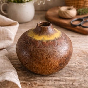 Wazon z ceramiki vintage, ręcznie robiony, wykonany z brązowej kamionki, z motywem pąków, rustykalny, ceramiczny wystrój domu