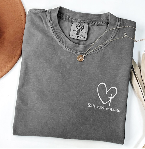 Christliches T-Shirt mit Kreuz und Herz, Love Has A Name, Geschenk, Comfort Colors