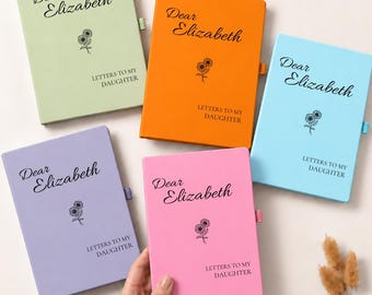 Può includere: Cinque diari rettangolari di colore verde chiaro, arancione, azzurro, viola e rosa. Ogni copertina presenta il testo nero "Dear Elizabeth" e "LETTERS TO MY DAUGHTER" con un piccolo disegno a linee nere di due fiori al centro.