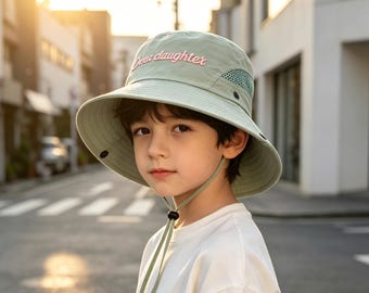 Chapéu de pescador infantil personalizado com bordado e nome, ideal para praia e atividades ao ar livre no verão, perfeito para presentear em chás de bebê.