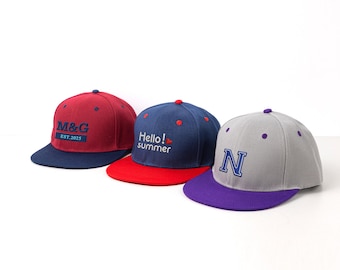 Boné de beisebol com aba reta bordado personalizado, boné snapback com aba reta personalizado, boné com logotipo personalizado em texto, boné unissex ajustável para estilo streetwear.