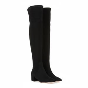 Puede incluir: Un par de botas negras por encima de la rodilla. Las botas tienen un diseño elegante con punta afilada y un pequeño tacón cuadrado. El material es una tela suave y elástica, y las botas se extienden hasta la pierna.
