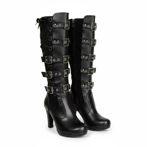 Puede incluir: Un par de botas negras hasta la rodilla con múltiples hebillas plateadas y un tacón alto. Las botas tienen una cremallera lateral y un detalle decorativo de cordones en la parte trasera. Las botas son de cuero y ante.