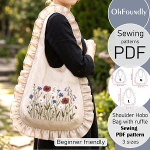 Pode incluir: Bolsa hobo de ombro bege com acabamento em babados e design floral bordado. A bolsa apresenta flores vermelhas, azuis e brancas. A imagem inclui o texto "Padrões de costura PDF" e "Amigável para iniciantes".