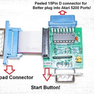Peut inclure: Un adaptateur de circuit imprimé vert avec un connecteur D bleu à 15 broches, un câble ruban et un connecteur de clavier. Le texte sur l'image indique : Peeled 15Pin D connector for Better plug into Atari 5200 Ports!, Keypad Connector, Start Button!