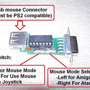 Könnte beinhalten: Set aus drei Keramikbechern mit gesprenkelter, matter Oberfläche. Jeder Becher hat eine andere Farbe: hellblau, creme und grau. Die Becher haben ein schlichtes, modernes Design und einen bequemen Griff.