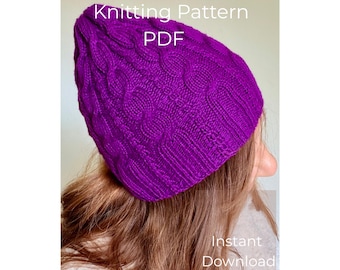 Puede incluir: Un gorro de punto de color morado vibrante con un patrón de trenzas texturizado. El texto Knitting Pattern PDF e Instant Download está superpuesto en la imagen. El gorro tiene un borde acanalado y una corona redondeada, un accesorio clásico.