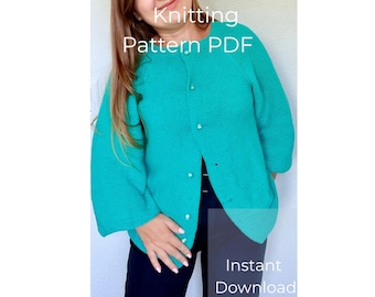 Puede incluir: Un cárdigan tejido de color verde azulado brillante con cuello redondo, mangas tres cuartos y cierre frontal de botones. El texto Knitting Pattern PDF e Instant Download está superpuesto sobre la imagen de la prenda.