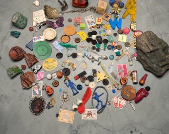 Lote de artículos increíbles encontrados para arte o colección.