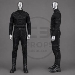 Peut inclure: Un ensemble composé d'un haut noir à manches longues et col montant avec un pantalon assorti, orné de surpiqûres blanches formant des motifs géométriques. La tenue comprend une ceinture, des détails côtelés sur les manches et les jambes.