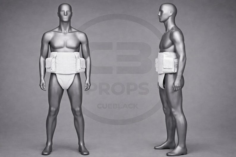 Puede incluir: Imagen en escala de grises de un maniqu&iacute; que lleva un cintur&oacute;n acolchado blanco con dos bolsillos y un calzoncillo blanco. El maniqu&iacute; se muestra en vista frontal y lateral sobre un fondo gris.