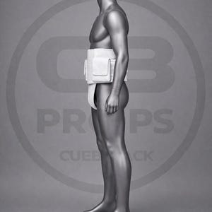 Puede incluir: Una taza de cer&aacute;mica blanca con un asa negra y el texto "But First, Coffee" en negrita negra. La taza se encuentra sobre un fondo borroso, sugiriendo un ambiente acogedor.