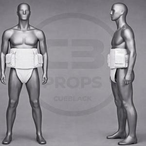 Puede incluir: Imagen en escala de grises de un maniqu&iacute; que lleva un cintur&oacute;n acolchado blanco con dos bolsillos y un calzoncillo blanco. El maniqu&iacute; se muestra de frente y de lado sobre un fondo gris.