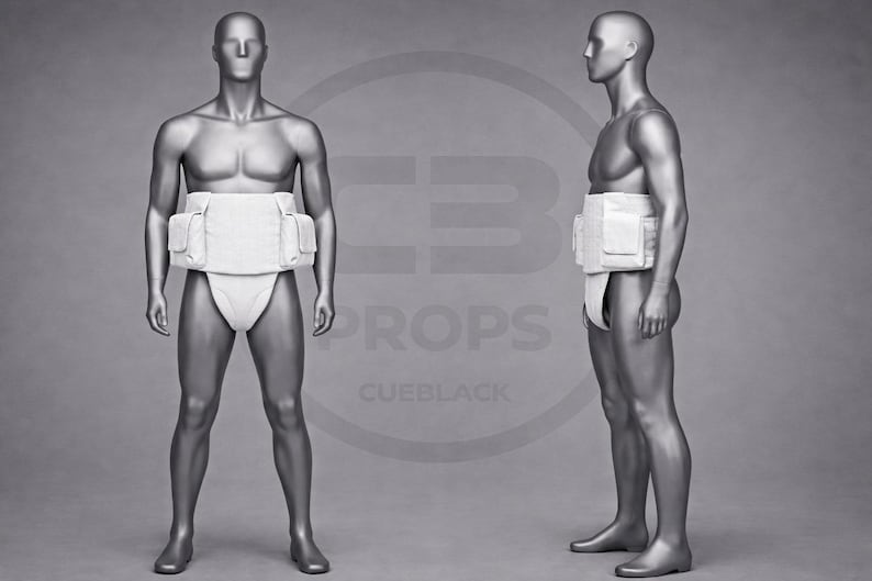 Puede incluir: Imagen en escala de grises de un maniqu&iacute; que lleva un cintur&oacute;n acolchado blanco con dos bolsillos y un calzoncillo blanco. El maniqu&iacute; se muestra de frente y de lado sobre un fondo gris.