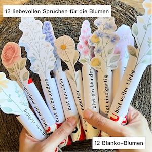 K&ouml;nnte beinhalten: Eine Sammlung von zw&ouml;lf Papierbastelarbeiten mit floralem Thema, jede so gestaltet, dass sie einem Blumenstiel mit einer einzigartigen floralen Illustration an der Spitze &auml;hnelt. Die Stiele tragen deutsche S&auml;tze. Der Text "12 Blanko-Blumen" ist ebenfalls sichtbar.