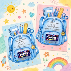 Puede incluir: Dos tarjetas rectangulares con ilustraciones de mochilas azules llenas de material escolar como lápices, una regla y tijeras. Cada tarjeta muestra el texto Willkommen in der Schule o Vorschulgruppe e incluye una pequeña caja de caramelos Smarties mini.