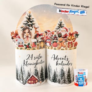 Può includere: Un calendario dell'Avvento cilindrico in due parti con una scena di foresta invernale e una baita rossa, decorato con sagome di un angelo, Babbo Natale, un omino di pan di zenzero, un pinguino e alberi di Natale. Il testo recita 24 süße Kleinigkeiten Advents kalender.