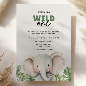 Plantilla de invitación de primer cumpleaños "Wild One", fiesta de elefantes en la selva safari, género neutro, editable con Canva, invitación imprimible, #SW02