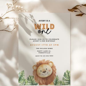 Plantilla de invitación de primer cumpleaños "Wild One", Fiesta de leones en la jungla de safari, Género neutro, Editable con Canva, Invitación imprimible, #SW04