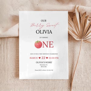 Plantilla de invitación de primer cumpleaños con temática de bayas, invitación de primer cumpleaños con frambuesas, invitación editable en Canva para el primer cumpleaños de niña, tema de bayas para el primer cumpleaños.