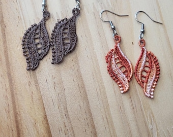 Pendientes bordados a máquina. Muy ligeros. Únicos. Un regalo perfecto. El toque final ideal para cualquier conjunto.