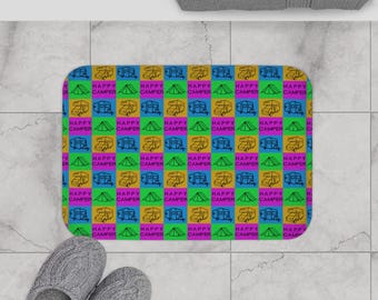 Glückliche Camper Muster Badematte | Bunte Camping Icons, Zeltanhänger Camper