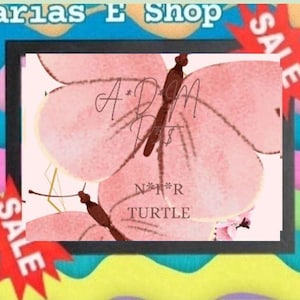 Könnte beinhalten: Ein rechteckiger gerahmter Druck mit zwei großen rosa Schmetterlingen mit dunkelbraunen Körpern. Der Text A*D*M P*T$ und N*F*R TURTLE ist in Dunkelbraun über die Schmetterlinge gedruckt. Der Rahmen ist schwarz, vor einem welligen, bunten Hintergrund.