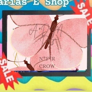 Könnte beinhalten: Ein rechteckiger schwarzer Rahmen mit einer rosa Schmetterlingsillustration und dem Text A*D*M P*T$ sowie N*F*R CROW. Der Hintergrund zeigt wellenförmige horizontale Bänder in Blau, Rosa und Gelb mit roten Sternen, die mit SALE beschriftet sind.