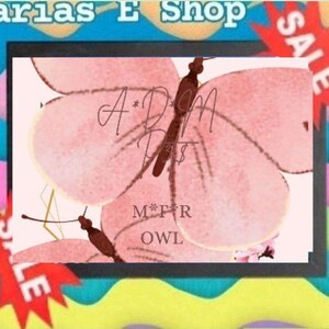 Könnte beinhalten: Ein rechteckiger Grafikdruck mit zwei rosa Schmetterlingen mit braunen Körpern vor einem hellrosa Hintergrund. Der Text A*D*M P*S und M*F*R OWL ist mittig auf dem Bild platziert. Der Rand ist schwarz und von einem welligen, bunten Hintergrund umgeben.