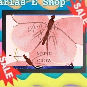 Könnte beinhalten: Ein rechteckiger schwarzer Rahmen mit einer Grafik großer rosa Schmetterlingsflügel. Der Text "A*D*M P*T$" und "M*F*R CROW" ist über die Flügel gedruckt. Der Hintergrund zeigt wellenförmige Linien in Blau, Gelb und Rosa sowie rote "SALE"-Sterne.