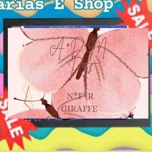 Könnte beinhalten: Eine rechteckige Grafik mit einem großen, blassrosa Schmetterling mit dunkelbraunen Antennen und Körperdetails. Der Text A*D*M und N*F*R GIRAFFE ist in Schwarz über die Schmetterlingsflügel gedruckt. Das Bild ist von einem schwarzen Rand umgeben.