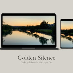 Könnte beinhalten: Ein Laptop und ein Smartphone zeigen eine ruhige Landschaft mit einem Fluss, der einen Sonnenuntergang widerspiegelt. Der Text "Golden Silence Desktop & Mobile Wallpaper Set" ist darunter zu sehen. Die Szene zeigt Bäume und ruhiges Wasser.