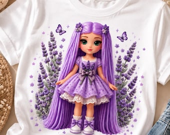Könnte beinhalten: Ein weißes T-Shirt mit einer Grafik einer Puppe mit langem violettem Haar, die ein violettes Kleid mit Schleife trägt, umgeben von violetten Lavendelzweigen und kleinen Schmetterlingen. Die Puppe hat große grüne Augen und trägt weiße Schuhe mit Schleifen.