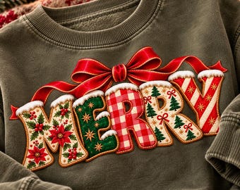 Könnte beinhalten: Ein olivgrünes Sweatshirt mit Rundhalsausschnitt und dem Wort MERRY in großen, dekorativen Buchstaben, die von einem roten Band gekrönt werden. Die Buchstaben zeigen Muster aus Weihnachtssternen, Stechpalmen, Tannen und Streifen.
