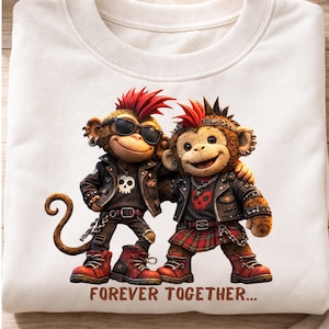 Puede incluir: Sudadera blanca con dos monos de dibujos animados con atuendo punk. Un mono lleva gafas de sol y una chaqueta de cuero con un emblema de calavera. El otro mono lleva una falda escocesa roja. El texto "FOREVER TOGETHER..." está impreso en la parte inferior.