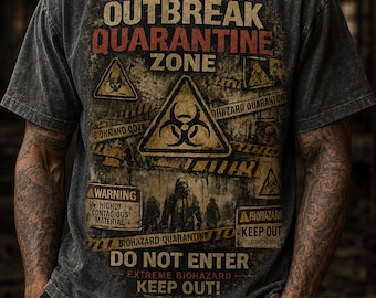 Könnte beinhalten: Ein anthrazitfarbenes T-Shirt in Acid-Wash-Optik mit einem Grafikdruck, der den Text OUTBREAK QUARANTINE ZONE, DO NOT ENTER und EXTREME BIOHAZARD KEEP OUT zeigt. Das Design enthält gelbe Biohazard-Warnsymbole, Absperrband und Silhouetten.
