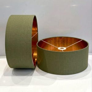 Può includere: Una tazza di ceramica bianca con manico nero e la scritta "But First, Coffee" in stile scritto a mano. La tazza è su una superficie bianca. La tazza è alta circa 10 cm.