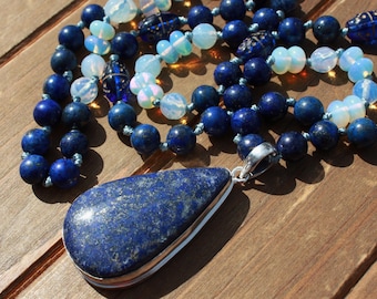 Lange Lapis Lazuli Perlenkette mit Anhänger Handgefertigter Schmuck von Knottedup